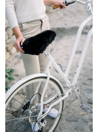Couvre selle de vélo en peau de mouton teintée noire à poils courts